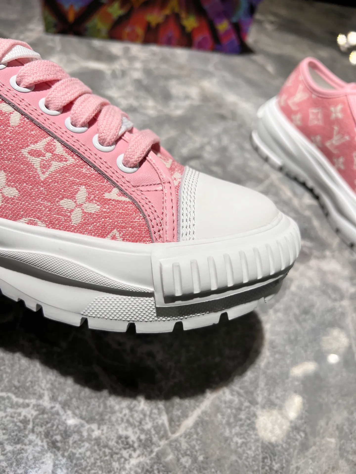 👟👟Ex-factory price 440👟👟 This LV Squad sneaker is made of Monogram denim to stretch out the midsummer comfort. The same color leather outlines the edges, the rubber LV Circle logo embellishes the tongue, and the thick yet lightweight rubber outsole upgrades the comfort again. Yardage: 35-41.